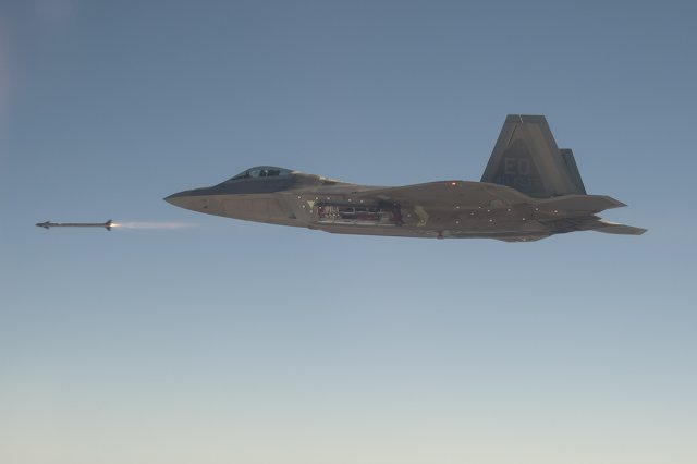 USAF_F_22_Raptor_successfully_test_fired_AIM_9X_Sidewinder_short_range_air_to_air_missiles_640_001.jpg