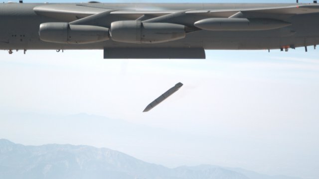 USAF B 52H bomber drops JASSM missile from internal bay for the first time 640 001