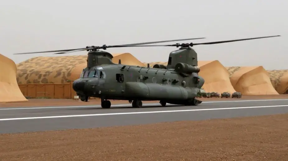 RAF Chinook helicopters start supporting French troops in Mali 001