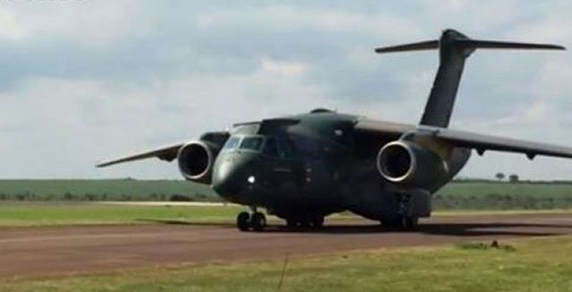 According to pictures relayed last Friday by the Globo network, the Embraer KC-390 prototype made its first turn at low speed on the runway of Gaviao Peixoto, at the operational headquarters of Embraer Defesa & Segurança. This first test seems to announce the maiden flight of the aircraft, scheduled for the end of the year, and confirming the timetable announced on October 21, during the deployment ceremony. 