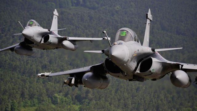 The Economic Interest Group (Groupemen d'Intérêt Economique in French) "Rafale", which produces the eponymous fighter aircraft, on Tuesday moved a step forward in Belgium's F-16s fighter aircraft replacement by promising significant industrial benefits to Belgium if it chose the French aircraft to succeed its aging F-16s fleet. 