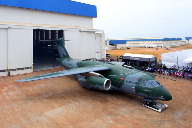 Brazilian planemaker Embraer unveiled its new KC-390 military transport Tuesday as the country expands its foray into the global security and defense air transport market. Developing the KC-390, the biggest plane Embraer has produced, cost $1.9 billion, paid by the Brazilian Air Force in partnership with Argentina, the Czech Republic and Portugal.The new aircraft was presented at Embraer's testing facility at Gaviao Peixoto in Sao Paulo state at a ceremony attended by Brazil's defense minister, Celso Amorim.