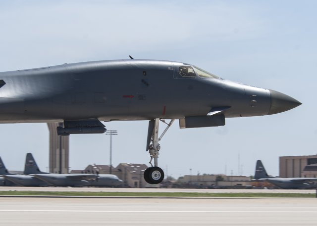 USAF purchases Lockheed Martin s new Sniper ATP Sensor Enhancement pods 640 001
