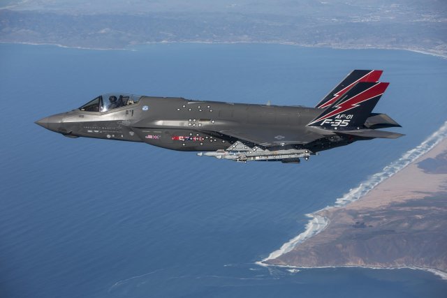 USAF F 35 fighter jet fires an AIM 9X Sidewinder missile for the first time 640 001