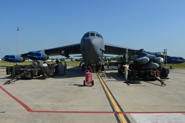 USAF bomber crews start training with upgraded B 52H Stratofortress 640 001