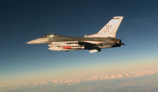 USAF F 16 fighter jet successfully released inert B61 12 nuclear bomb 640 001