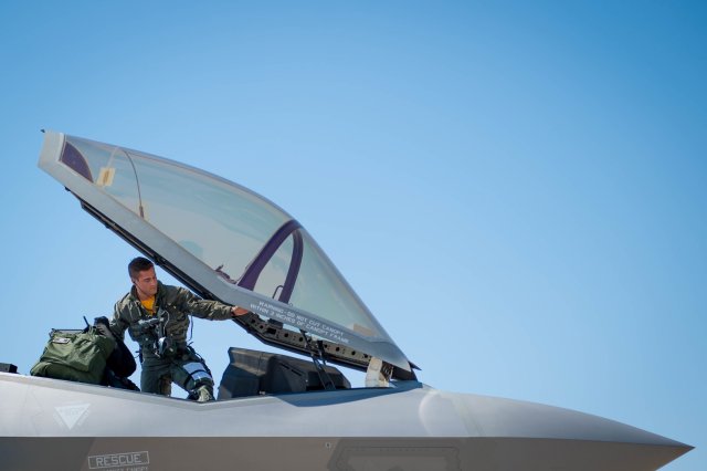 USAF reaches milestone with 500th F 35 Lightning II pilot taking to the sky 640 001