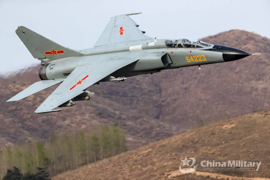 Chinese Air Force flies new version of fighter bomber based on JH 7