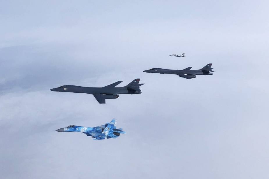 US Air Force B 1B Lancer bomber aircraft conducts missions with Ukrainian Su 27 and MiG 29 fighter aircraft 925 001
