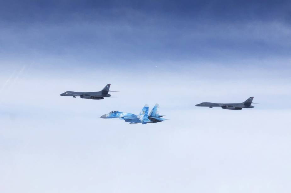 US Air Force B 1B Lancer bomber aircraft conducts missions with Ukrainian Su 27 and MiG 29 fighter aircraft 925 002