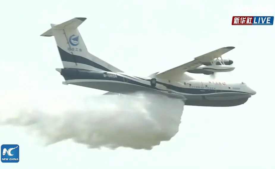 Amphibious aircraft AG600 drops 9 tonnes of water during flight at Airshow China 2021 01