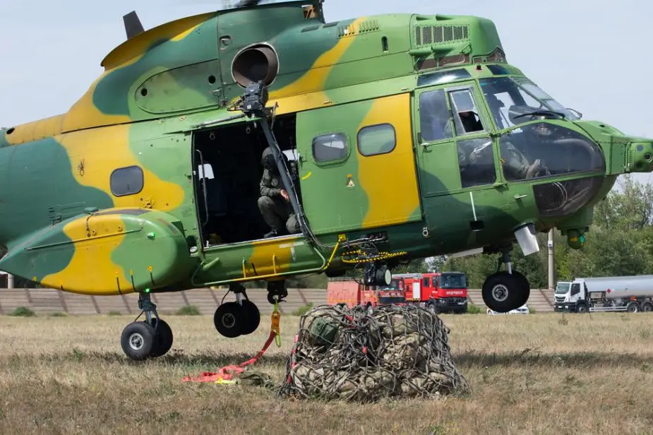 US and Romania train sling loading operations 02